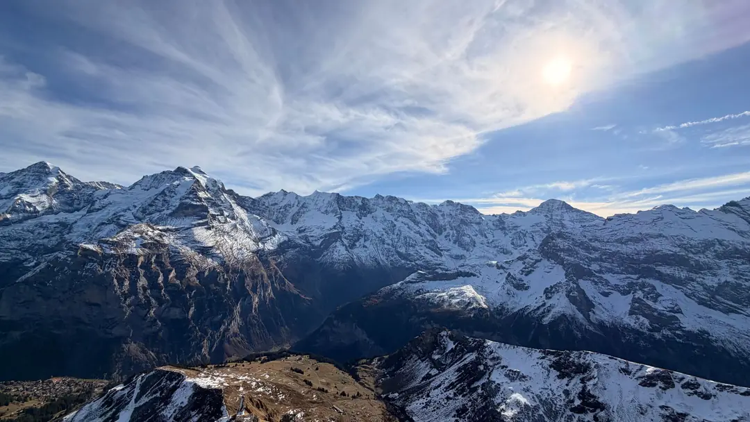 Verschneite Schweizer Alpen bei Lauterbrunnen unter weitem Himmel
