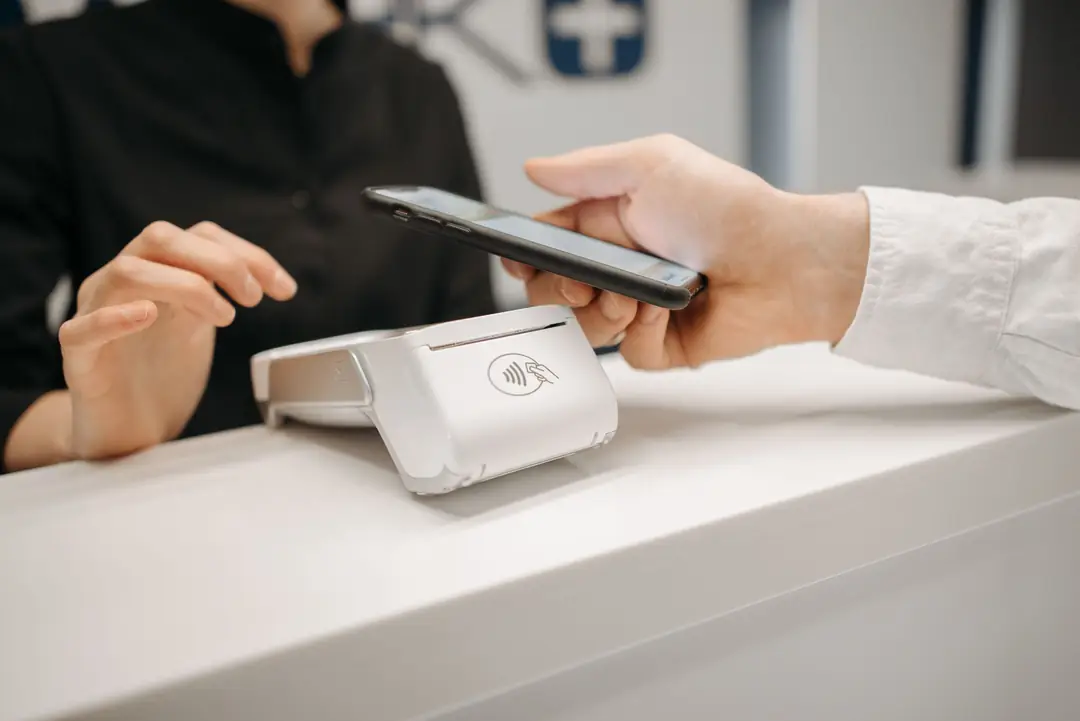 Plată contactless cu smartphone-ul la tejghea