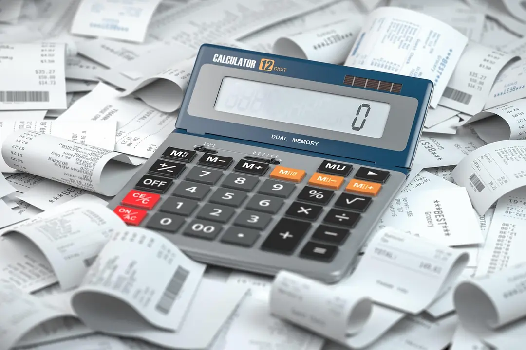 Bonuri, calculator și bani pe masă